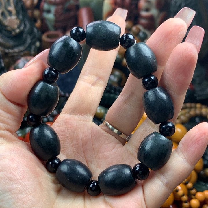 透闪石质玉未镶嵌珠宝奇石