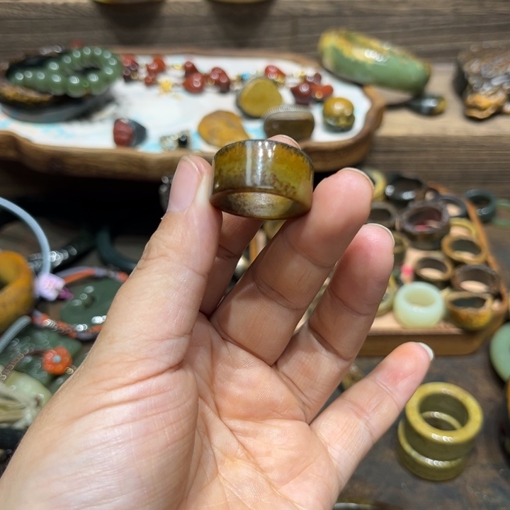 朝****岫岩河磨玉（透闪石质玉）未镶嵌戒指