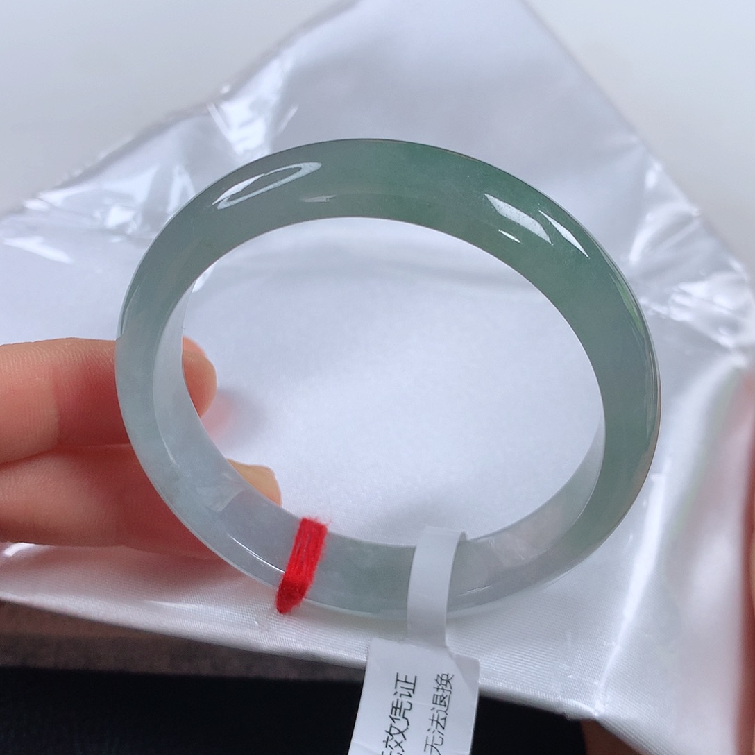 翡翠手镯未镶嵌随****身 正圈