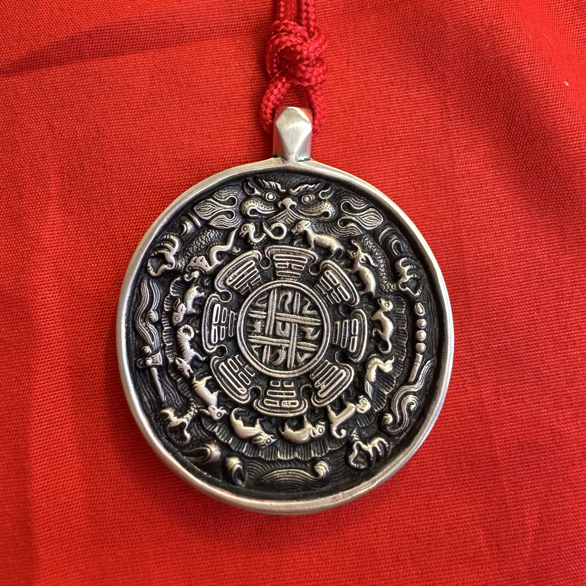 合金莫桑石吊坠 纯手工九宫八卦牌鳞甲熊5.6公分挂坠