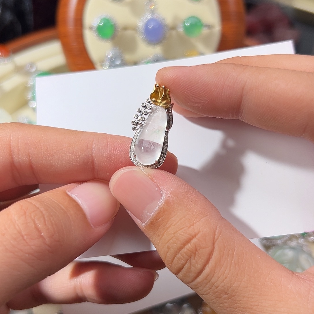 用***4翡翠18K金镶嵌颈饰高冰玻白冰福豆