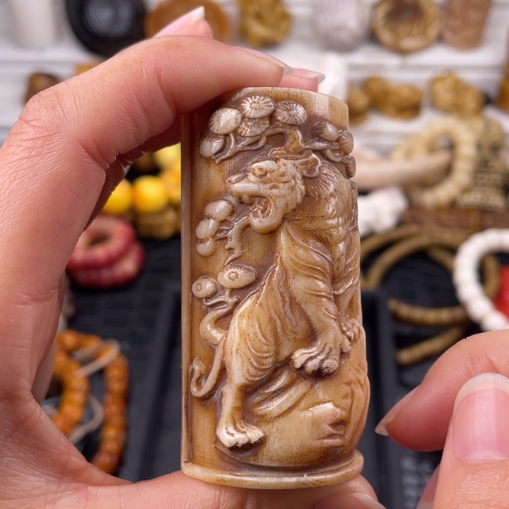 驼骨其他骆驼骨雕刻上山虎