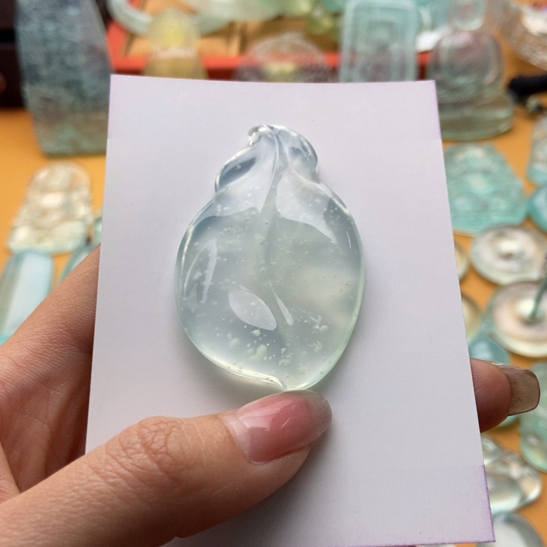 蛇纹石玉颈饰未镶嵌叶子