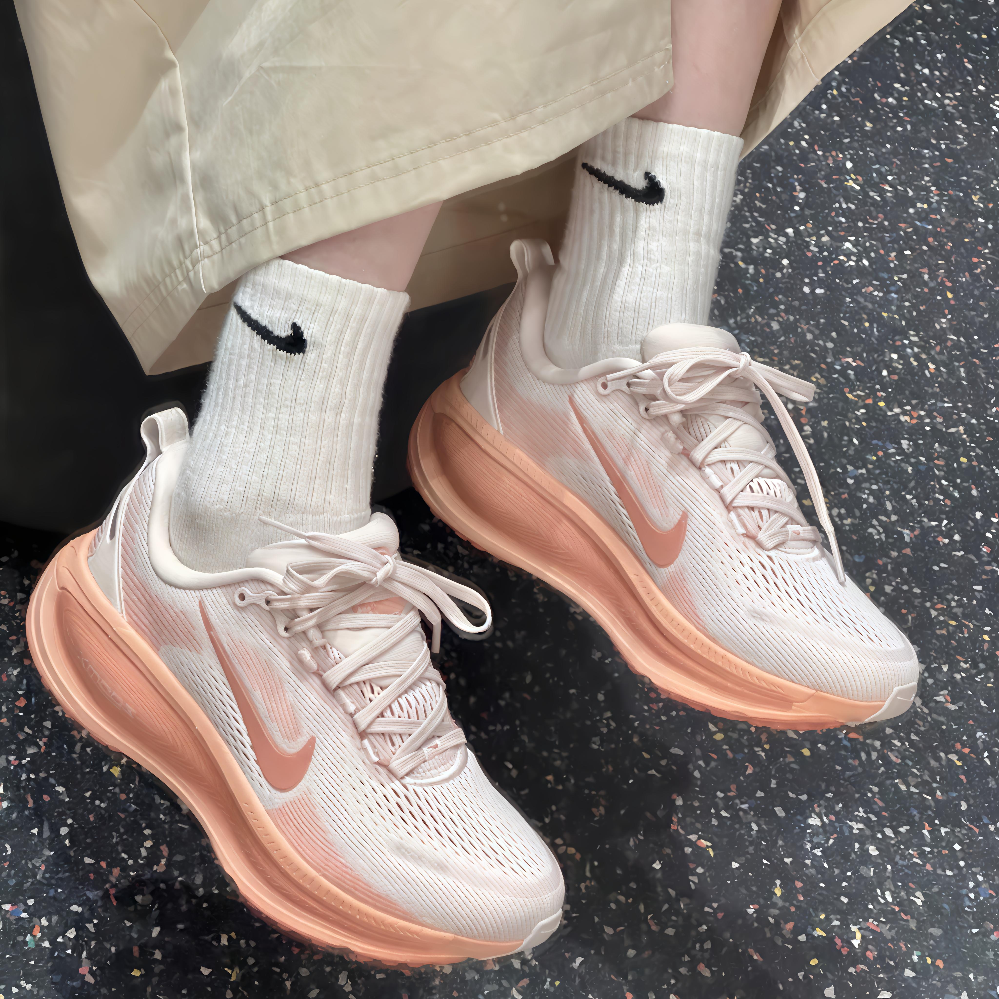 NIKE/耐克Vomero18柔软舒适清新跑步鞋 男女同款 浅橙色HM6804601