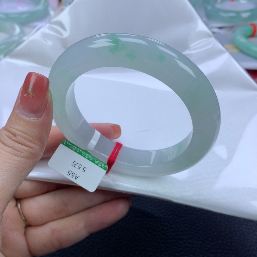 翡翠手镯未镶嵌55圈