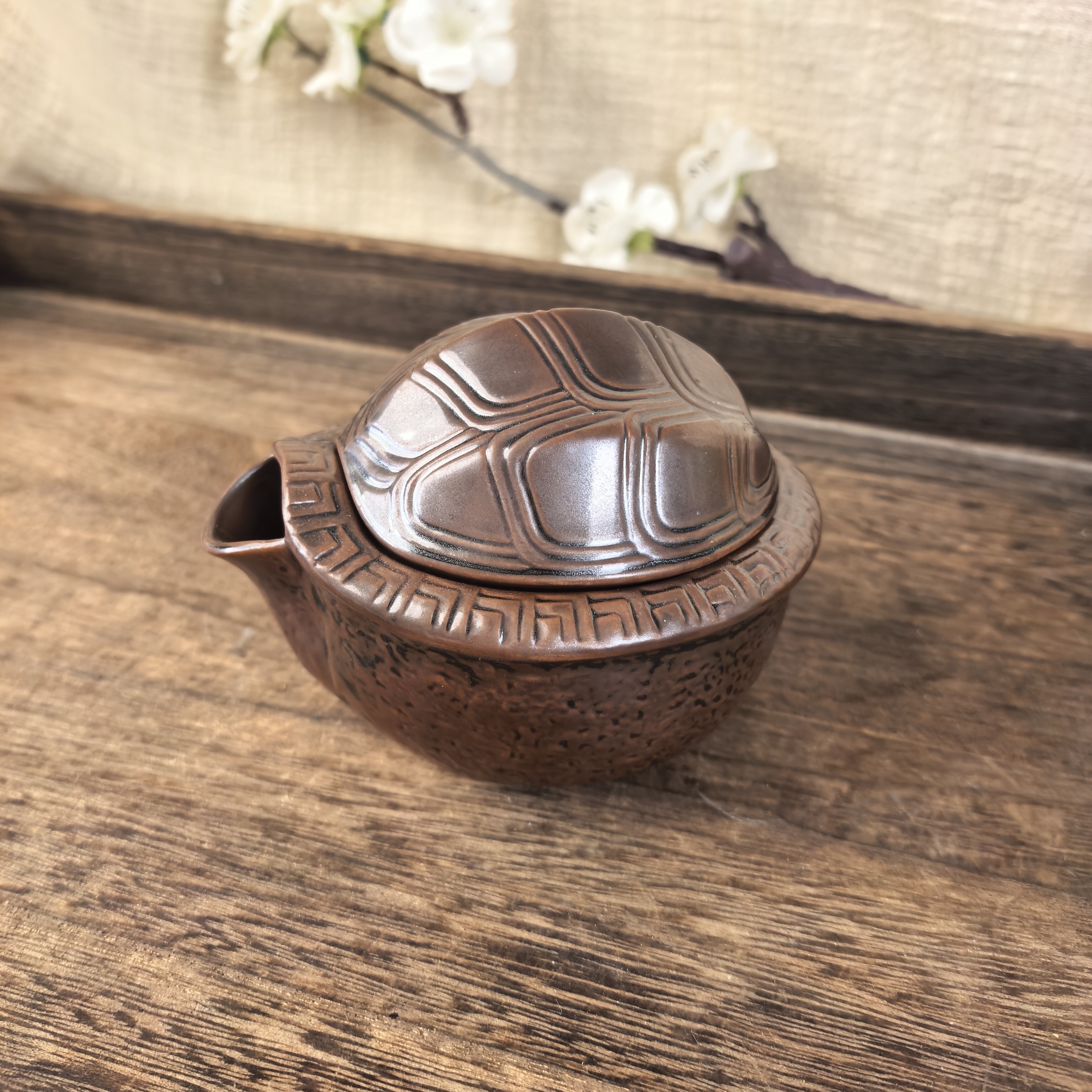 富甲一方 青瓷乌金釉手抓壶龙泉产