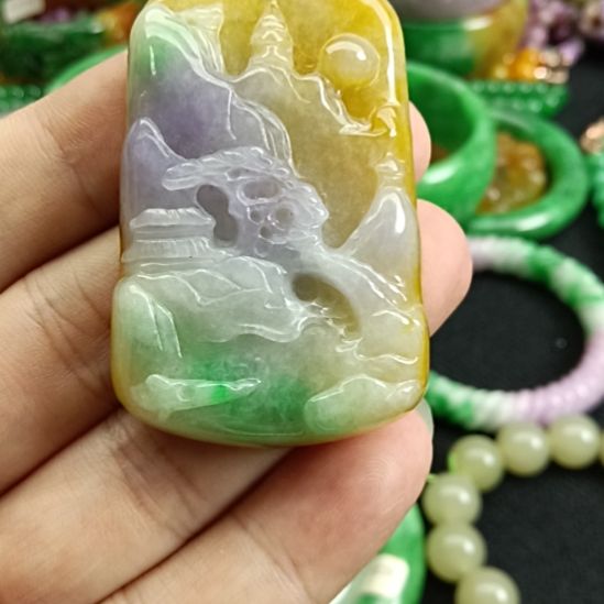 黃***荣翡翠未镶嵌颈饰翡翠