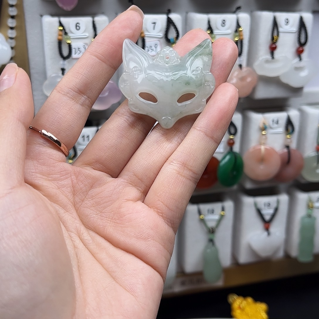 石英质玉未镶嵌颈饰