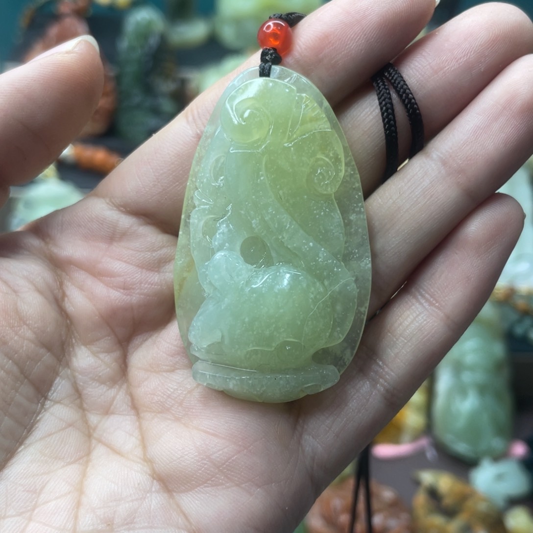 蛇纹石玉未镶嵌颈饰