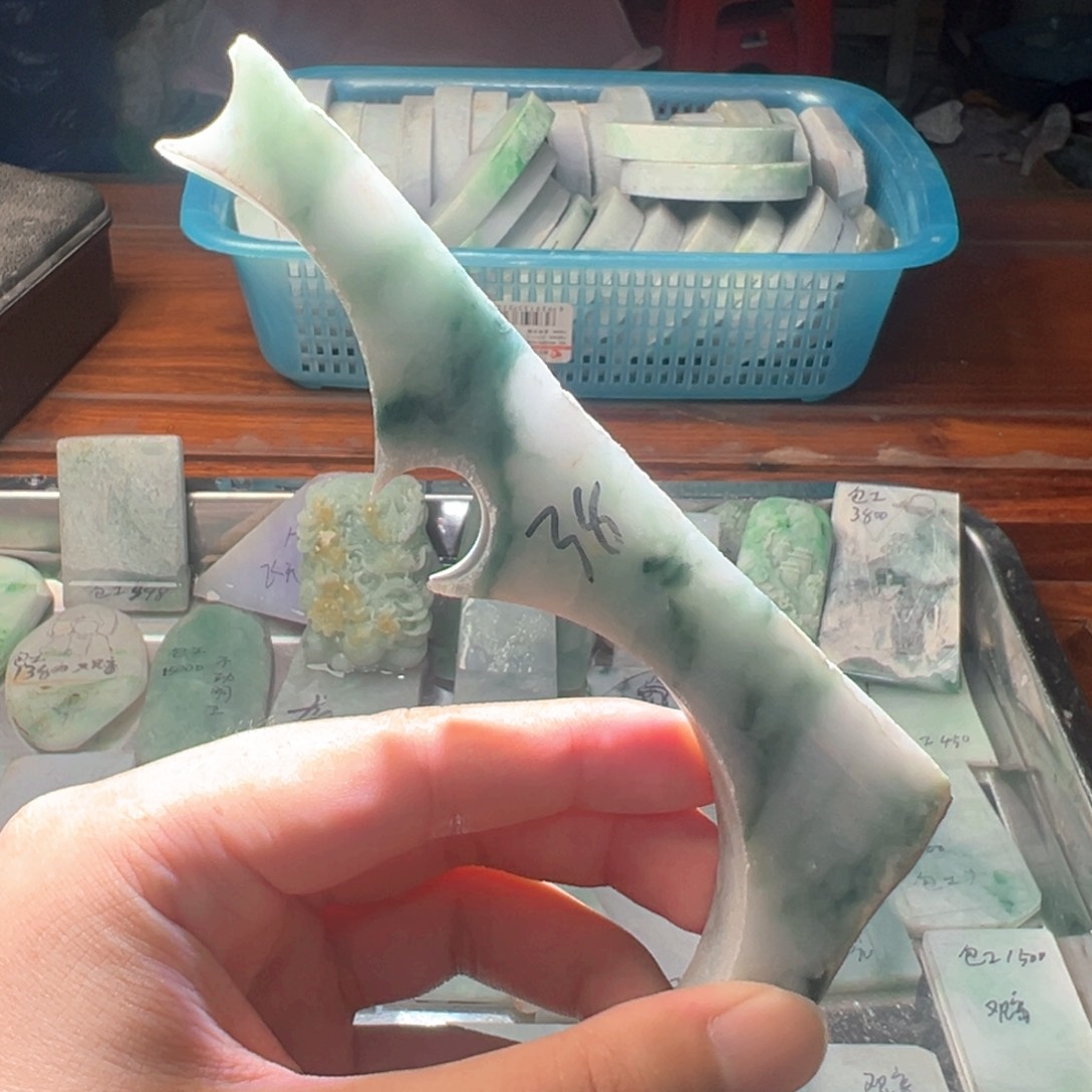 翡翠挂件未镶嵌翡翠原石