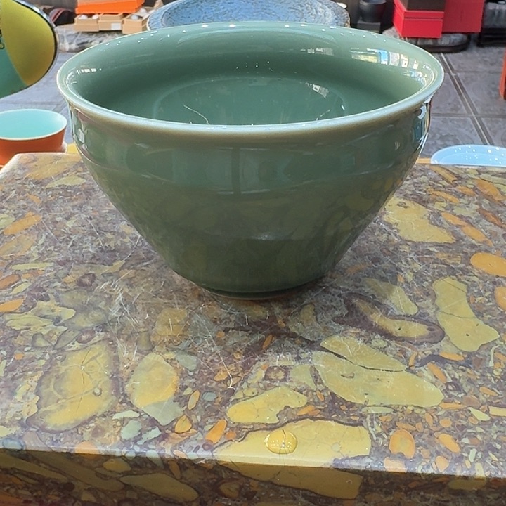 碗一个。。。品茗的好青瓷。。。