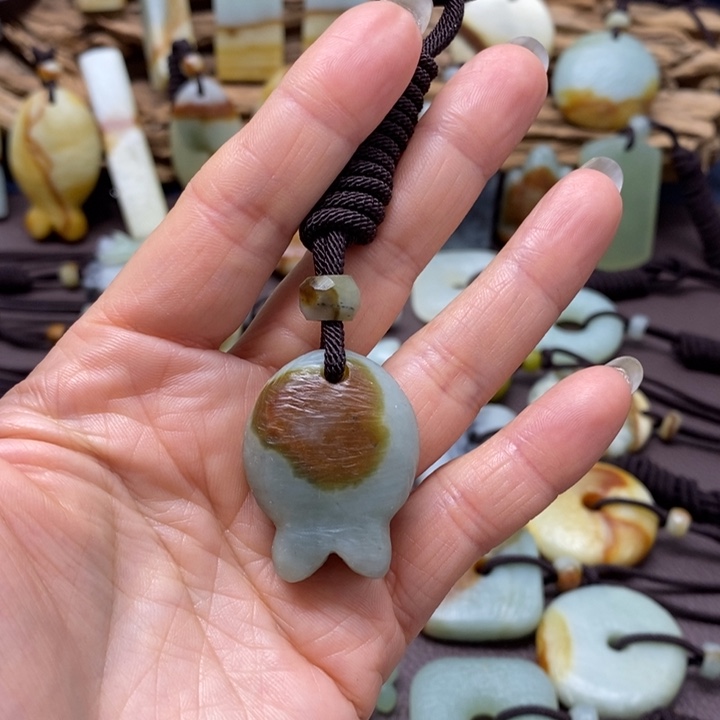 蛇纹石玉未镶嵌颈饰