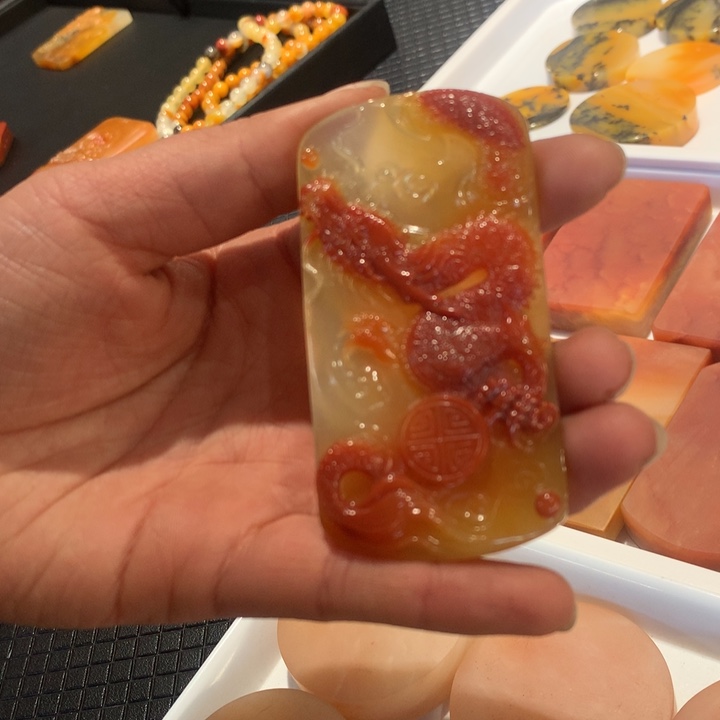 石英质玉（黄龙玉）未镶嵌颈饰