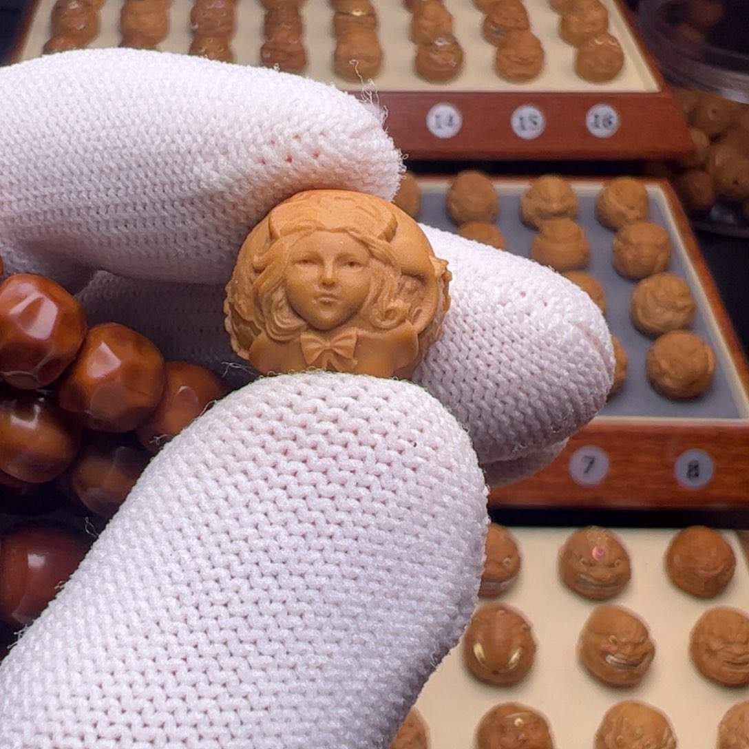 猴头核桃把件恶魔美女