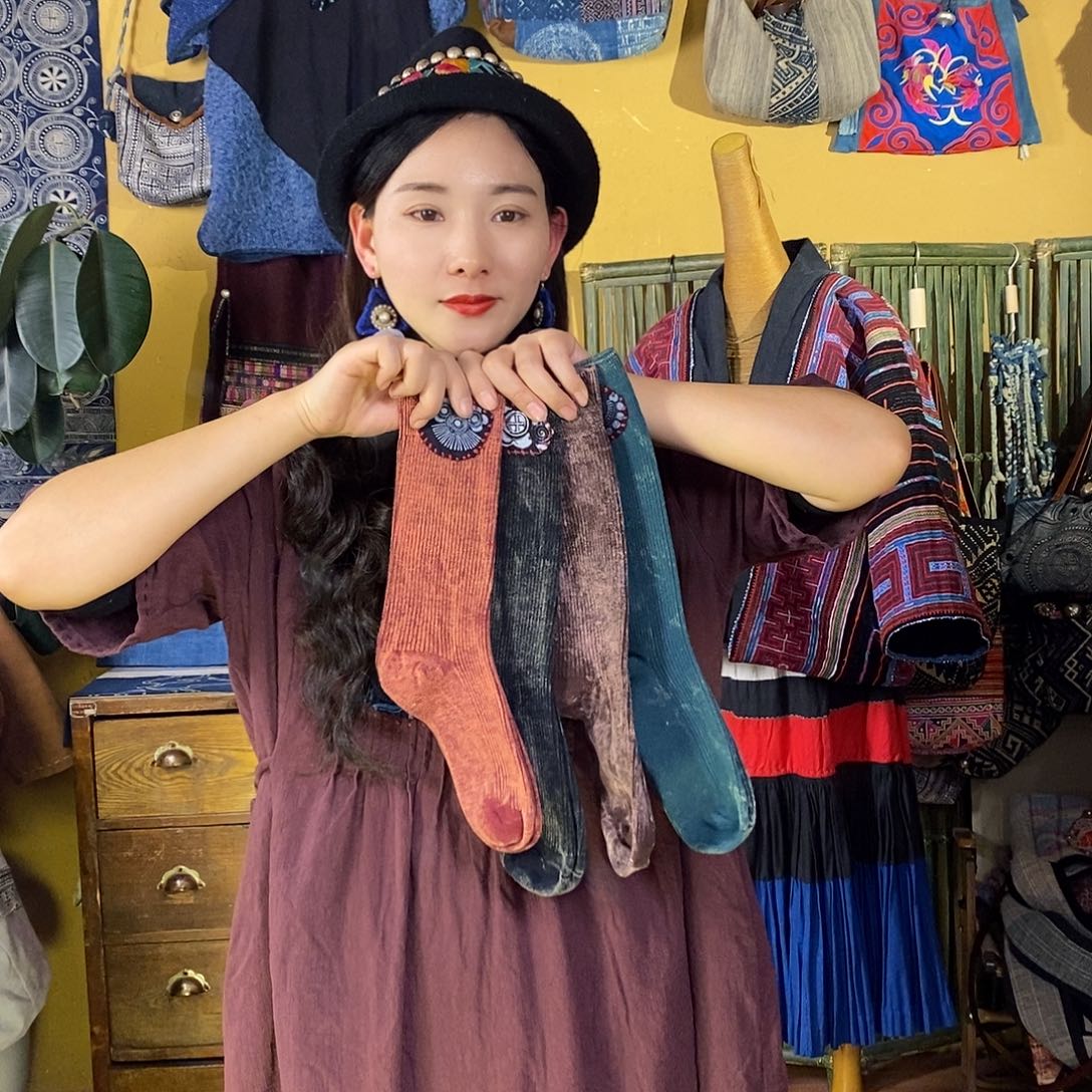 织绣手工制作袜子