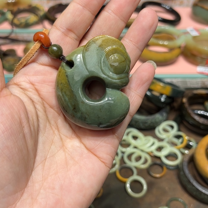 轻***月岫岩河磨玉（透闪石质玉）未镶嵌手镯