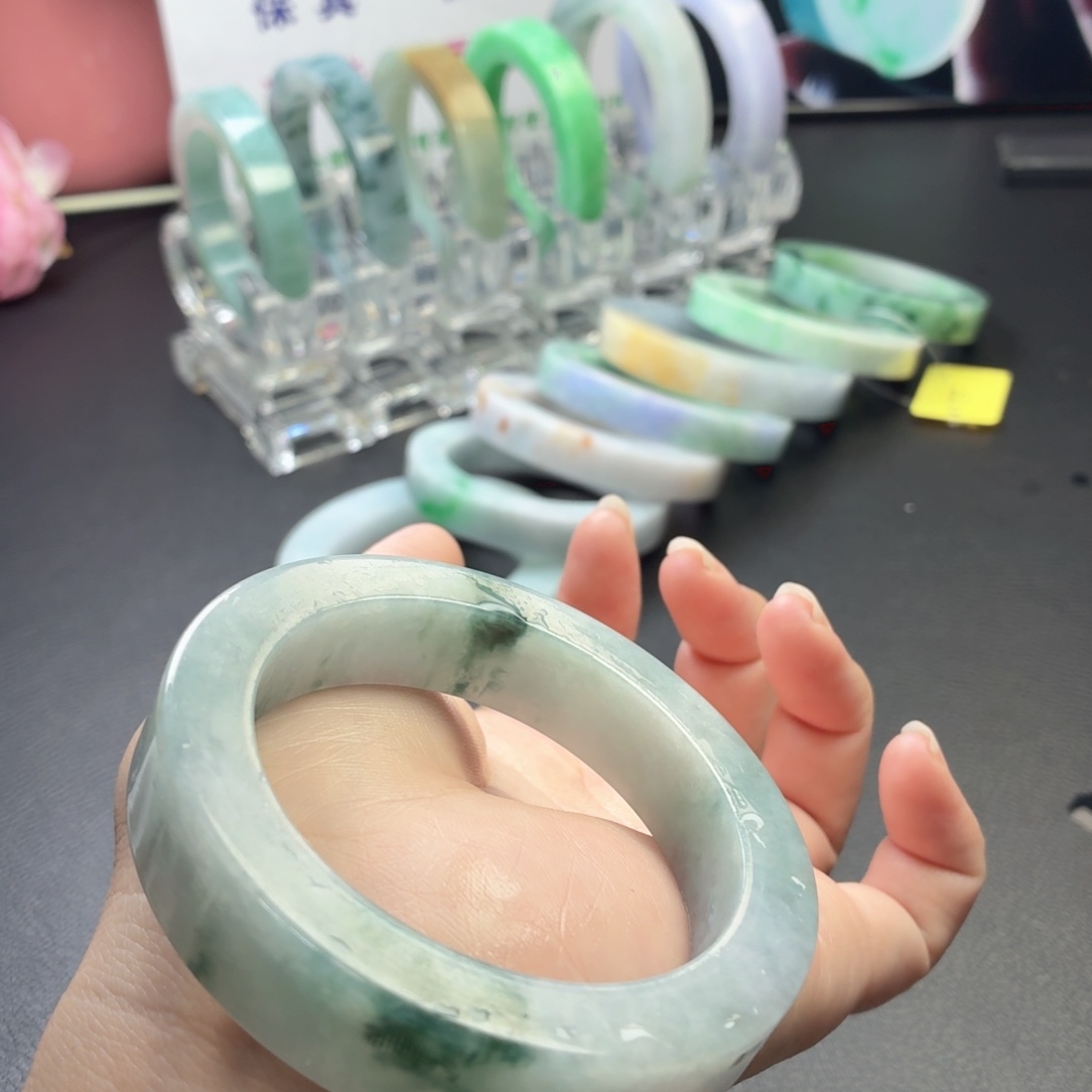 定制翡翠未镶嵌洒金手镯 特色 飘花