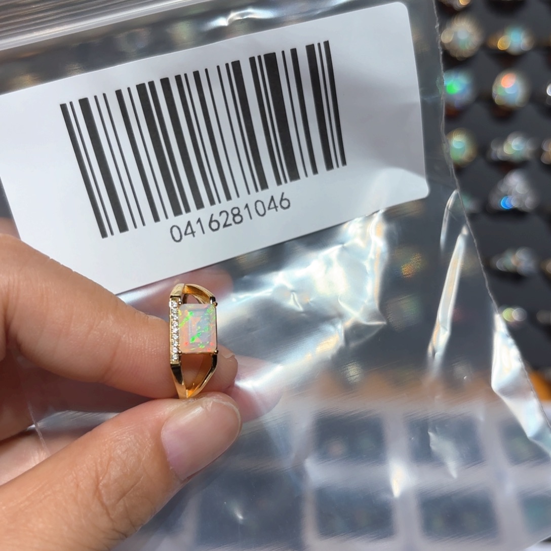 ****碧银S925镶嵌欧泊戒指