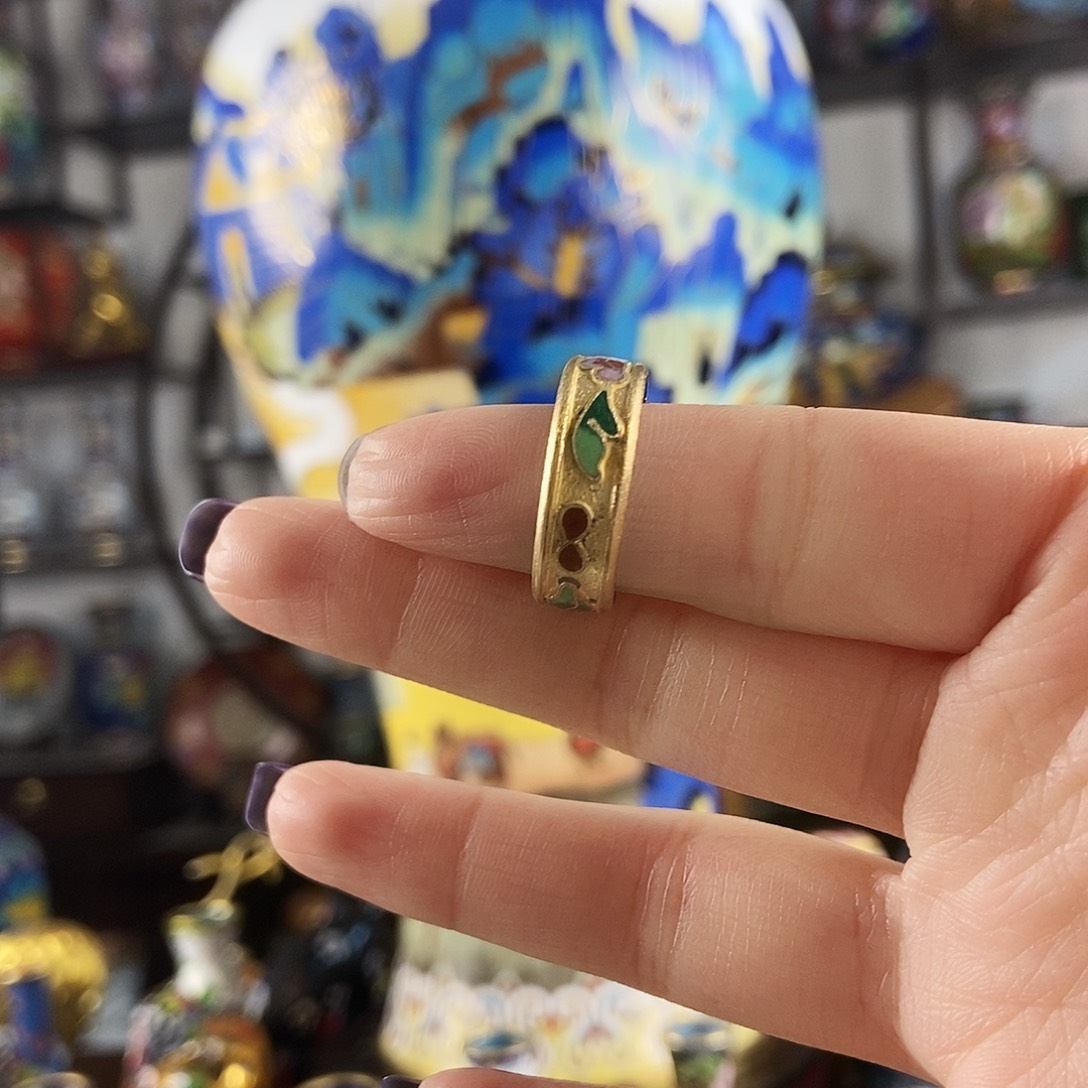 巧***玉铜景泰蓝金地戒指一个