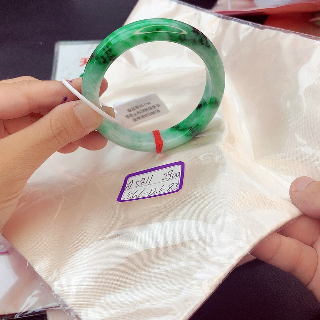 翡翠手镯未镶嵌翡翠