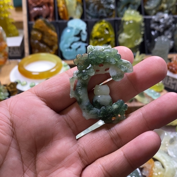 蛇纹石玉未镶嵌颈饰