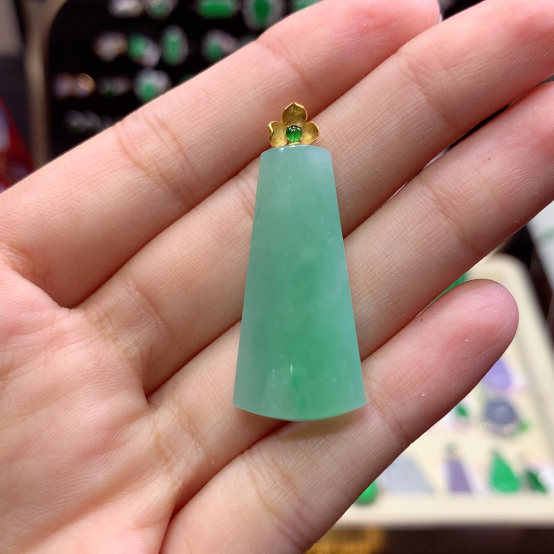 翡翠18K金镶嵌颈饰翡翠