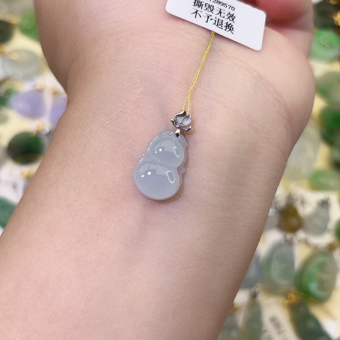 颈饰18K金镶嵌翡翠葫芦