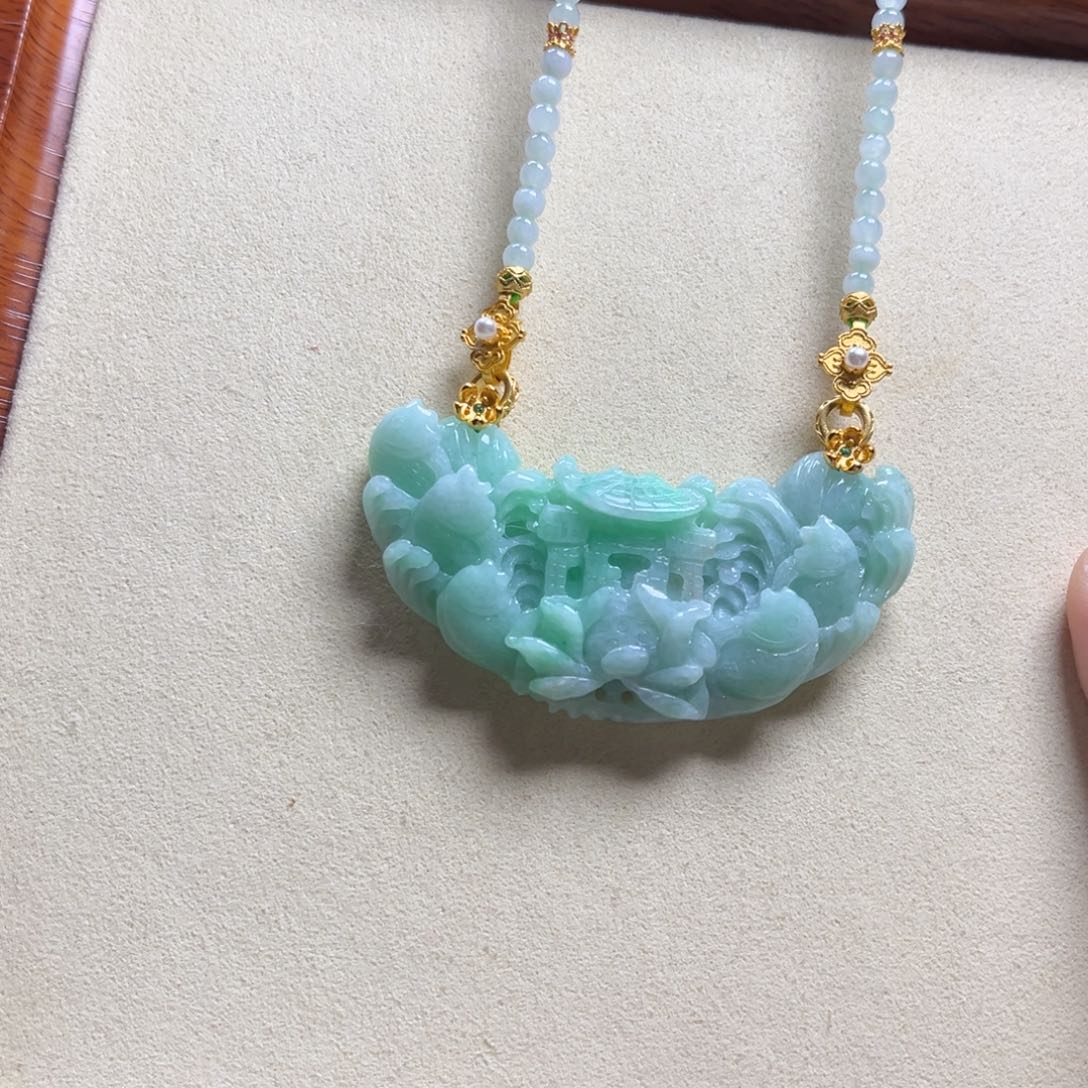 翡翠颈饰未镶嵌阳绿