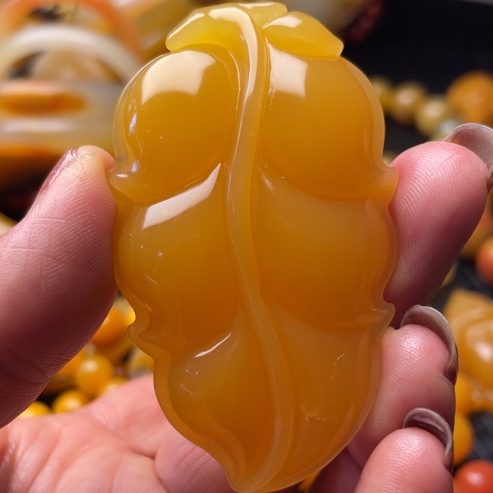 未镶嵌石英质玉（黄龙玉）颈饰