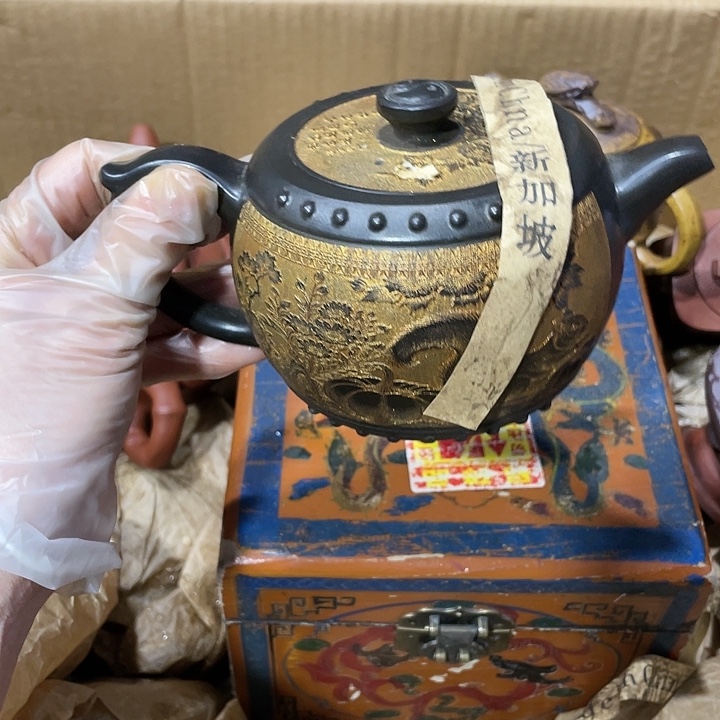 紫砂茶壶。原矿泥料，手工制作的一把紫砂壶