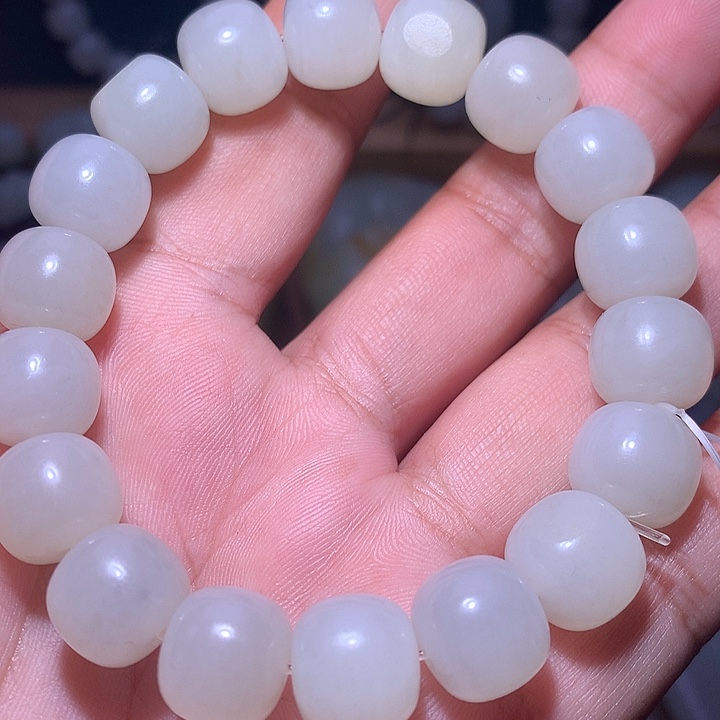 如***生和田玉未镶嵌颈饰