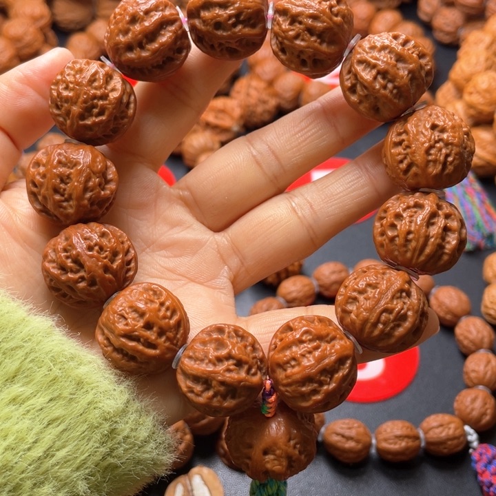 文玩核桃吊坠珊瑚手串