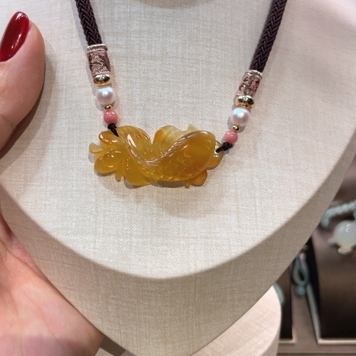 蛇纹石玉颈饰未镶嵌