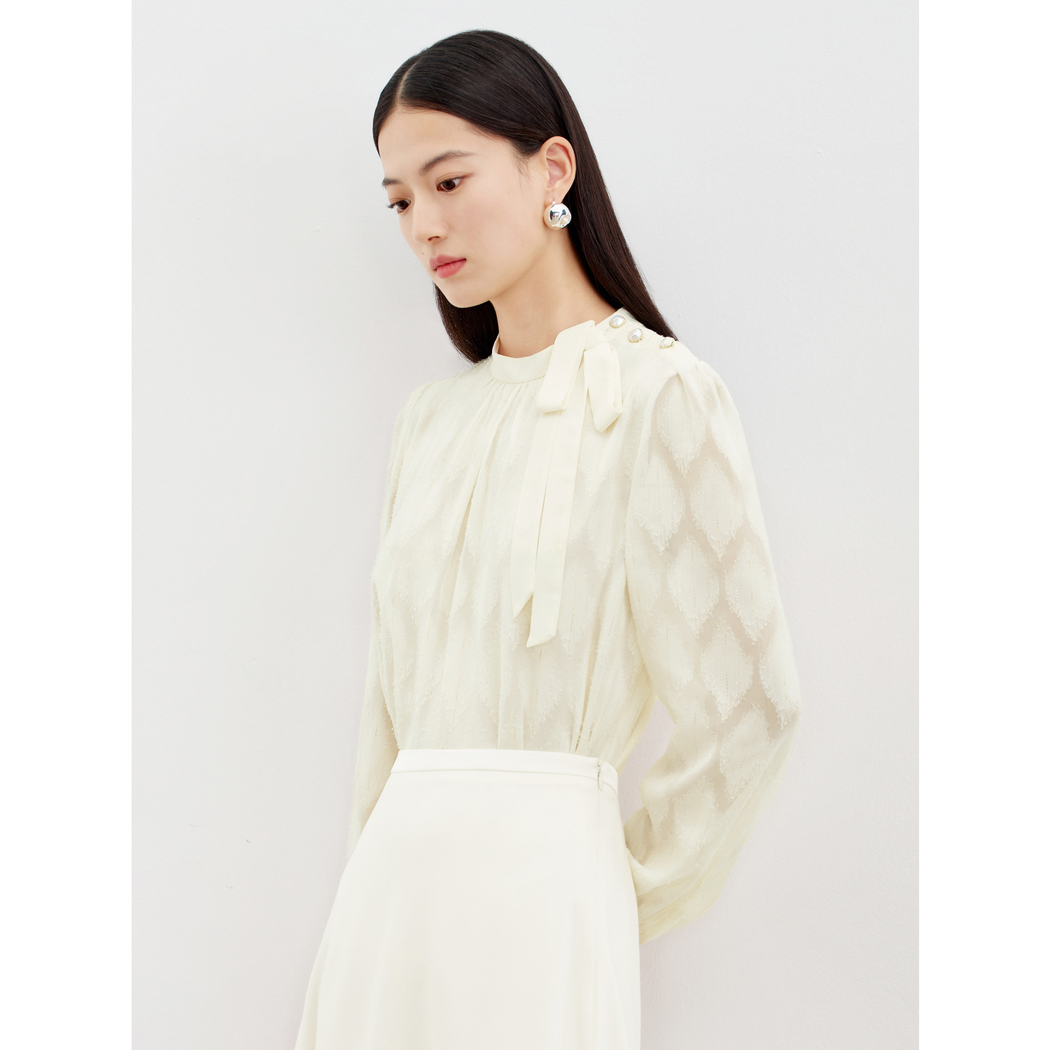 【辛小北专属】玖姿安娜蔻JTEC80110剪花气质蝴蝶结飘带长袖上衣女