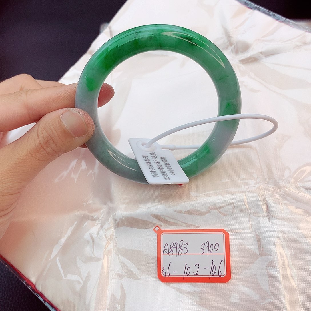 翡翠手镯未镶嵌翡翠