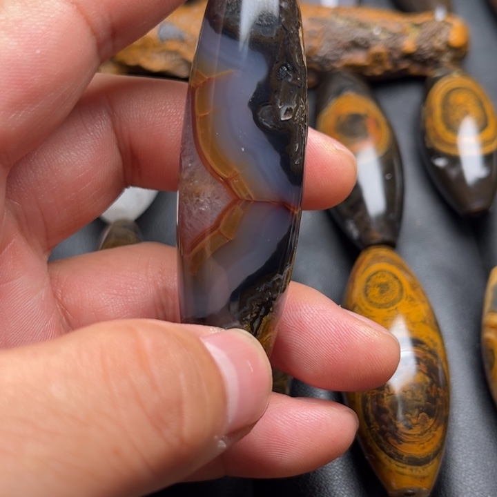 其***心石英岩玉合金颈饰