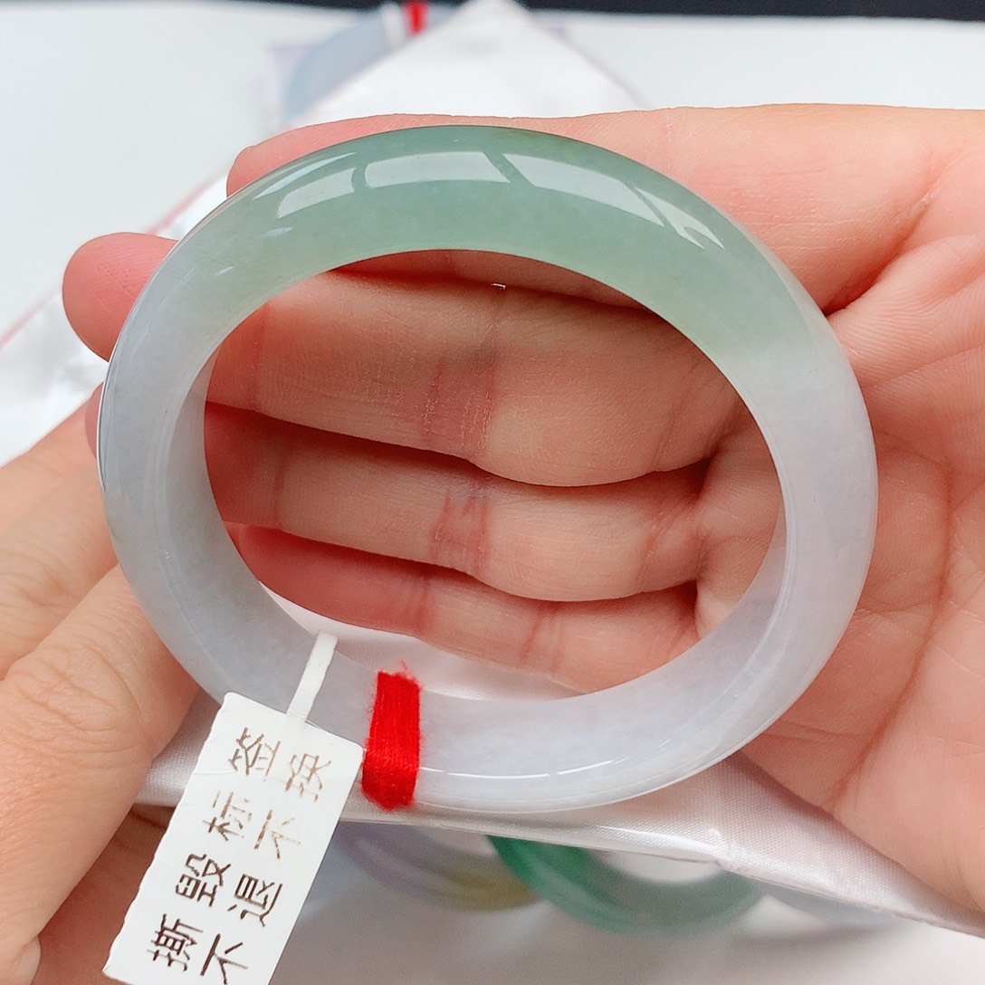 翡翠手镯未镶嵌天然翡翠