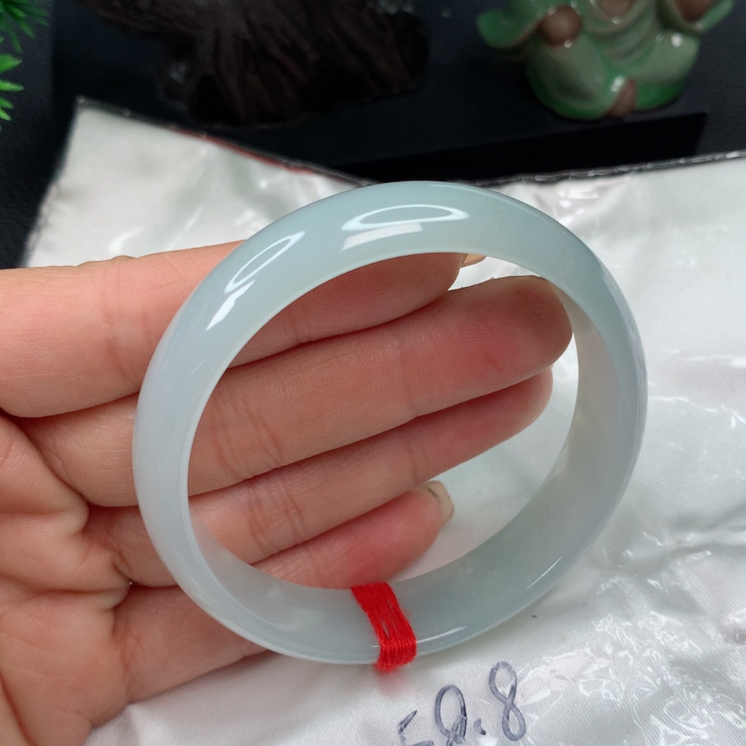 翡翠手镯未镶嵌…………….