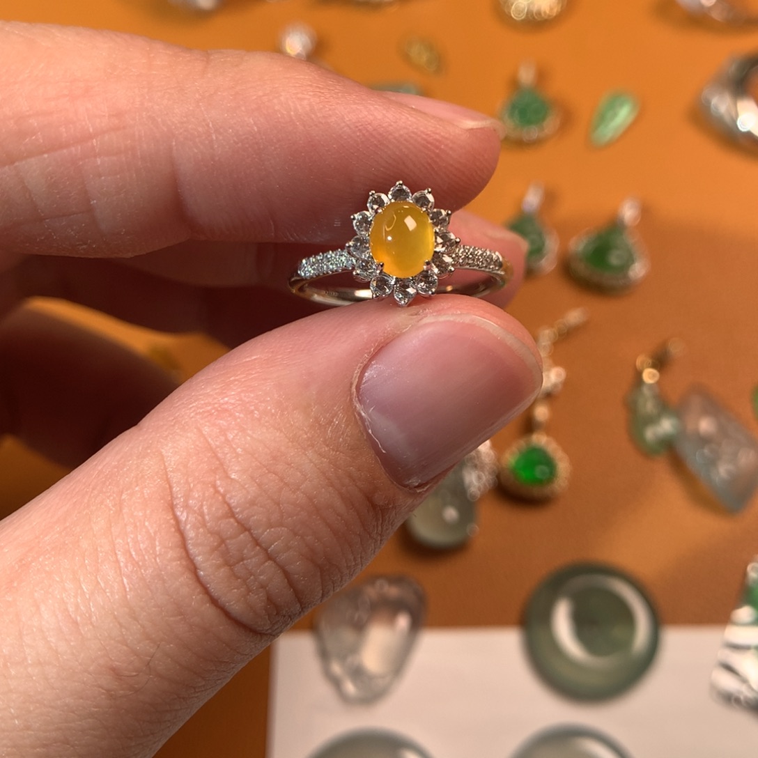 金***灿翡翠18K金镶嵌颈饰蛋面戒指