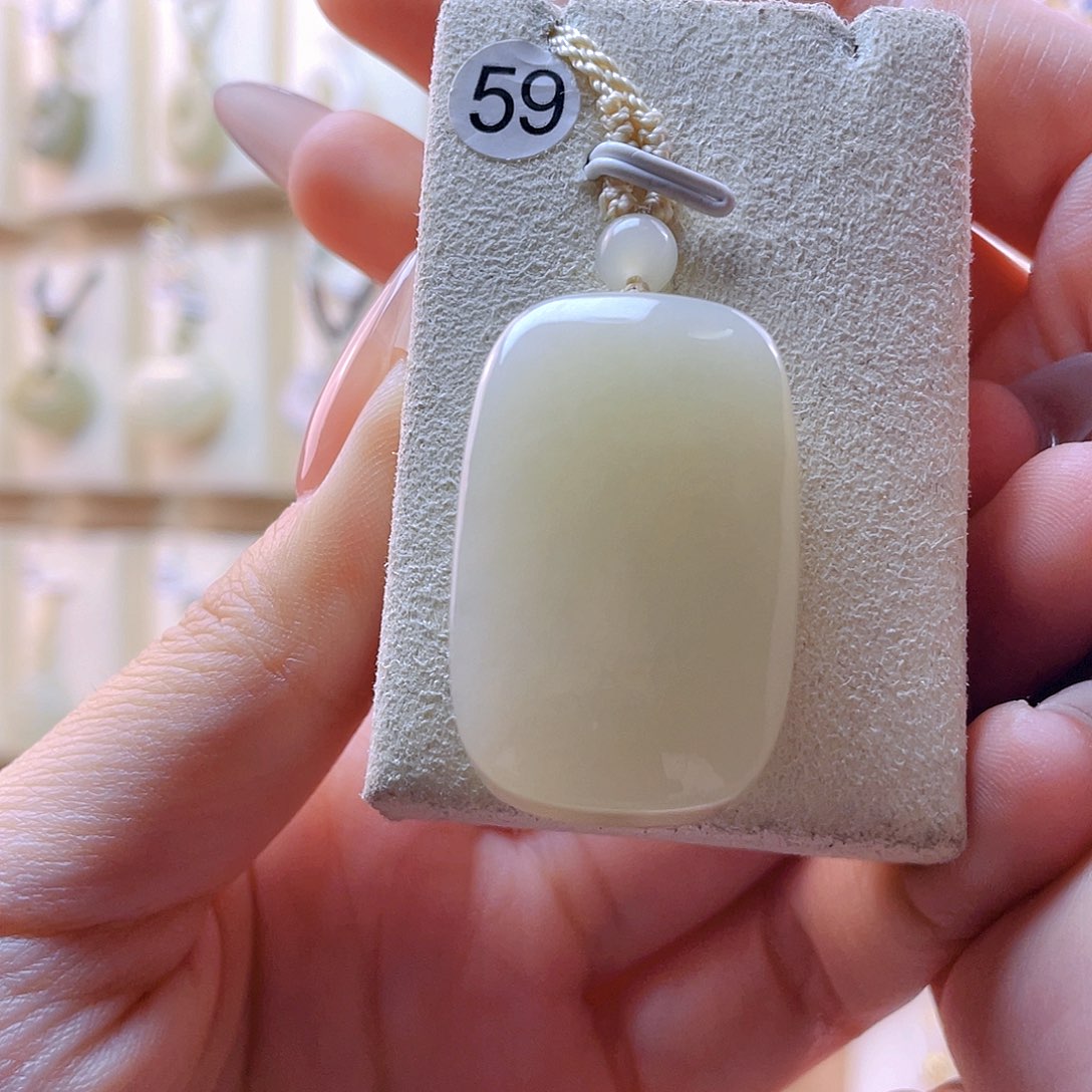 和田玉吊坠(赠链)未镶嵌焕****）