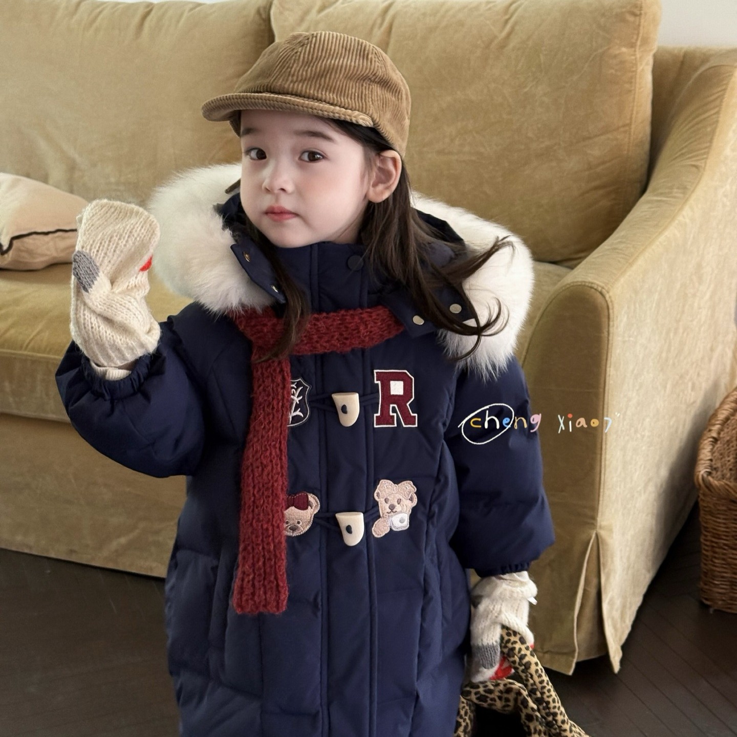 橙小七现货女童深蓝卡通刺绣牛角扣连帽毛领羽绒服加厚中长款