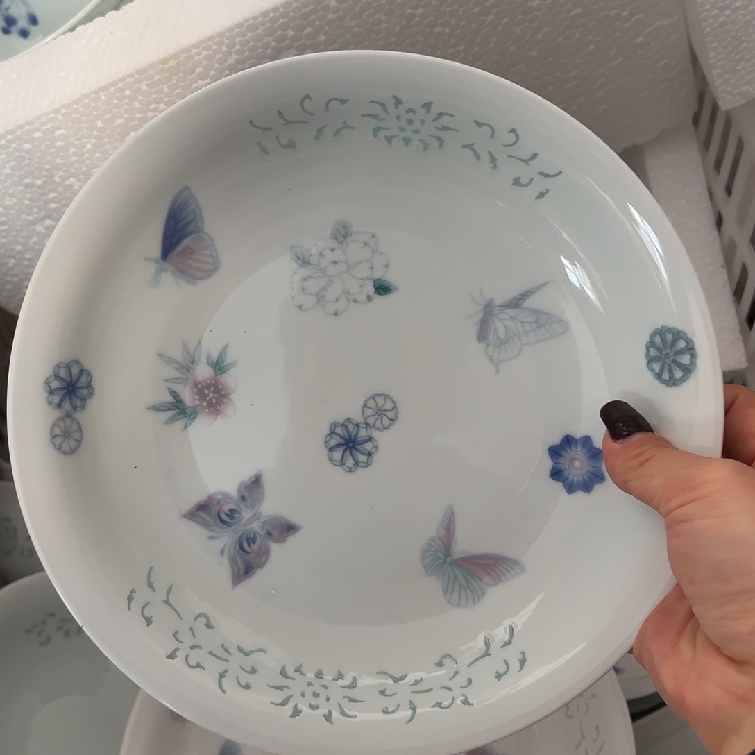 景德镇两个微瑕蝴蝶盘