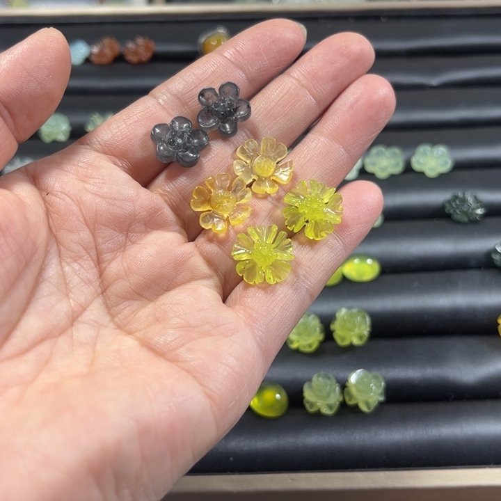 蛇纹石玉耳饰合金