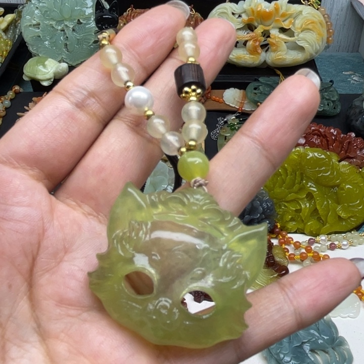 蛇纹石玉未镶嵌颈饰