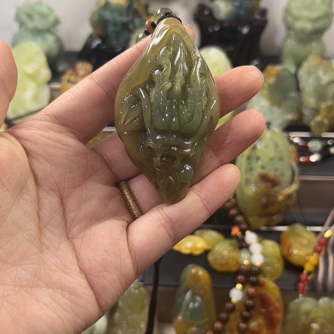 ****祥蛇纹石玉未镶嵌颈饰