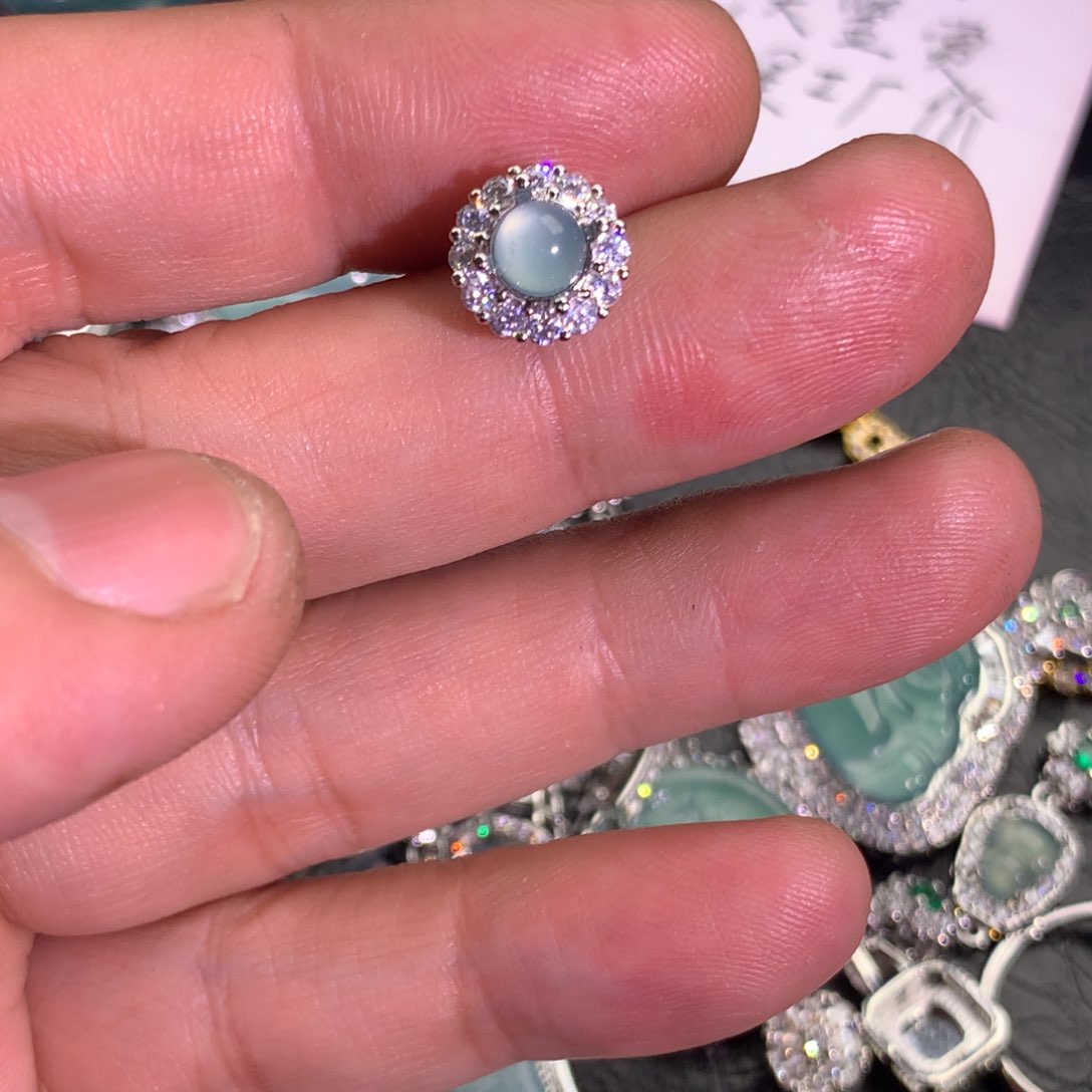 翡翠颈饰未镶嵌耳钉