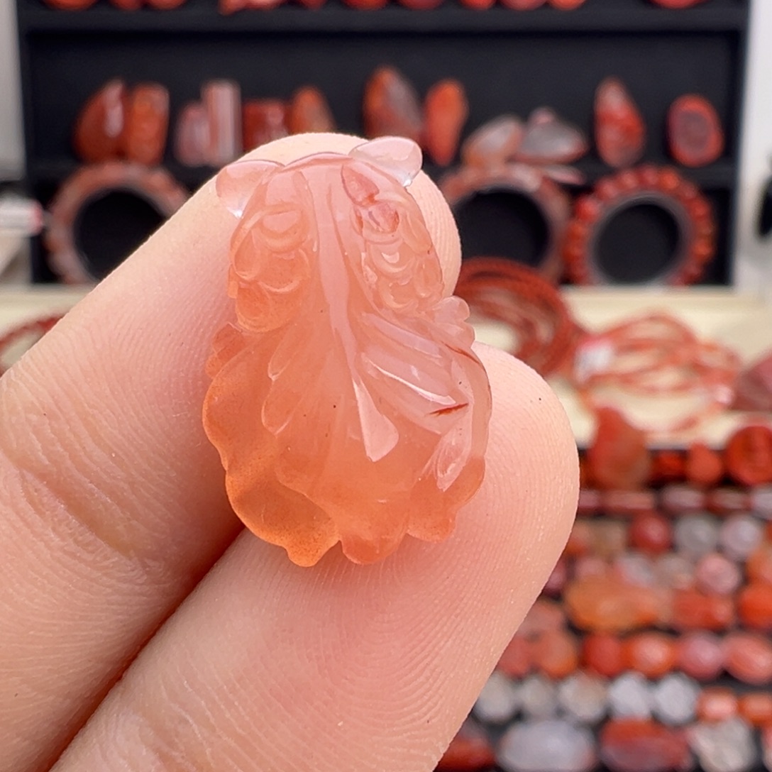 南红玛瑙未镶嵌颈饰金鱼