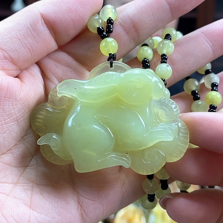 蛇纹石玉未镶嵌颈饰