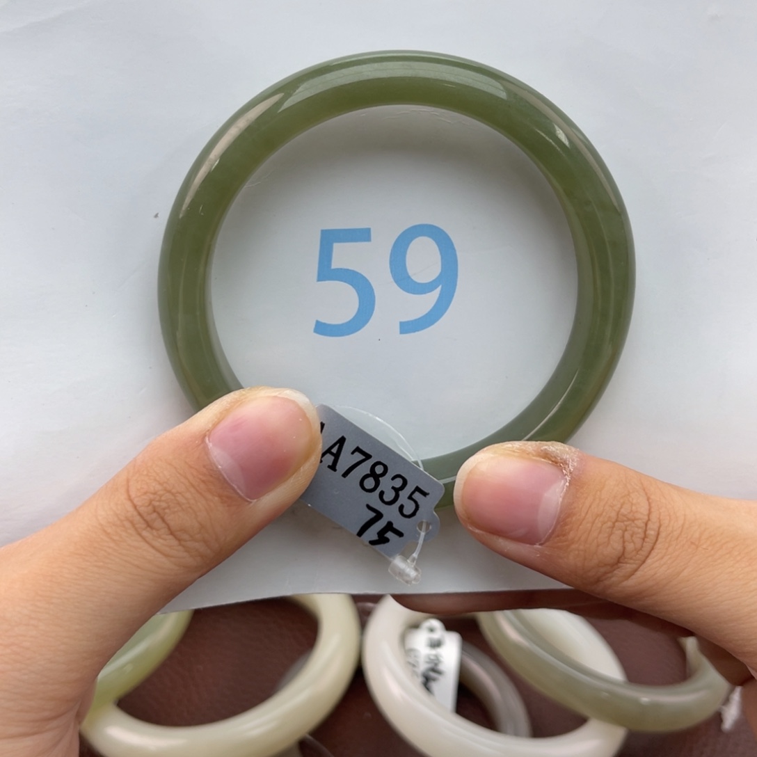 和田玉未镶嵌手镯