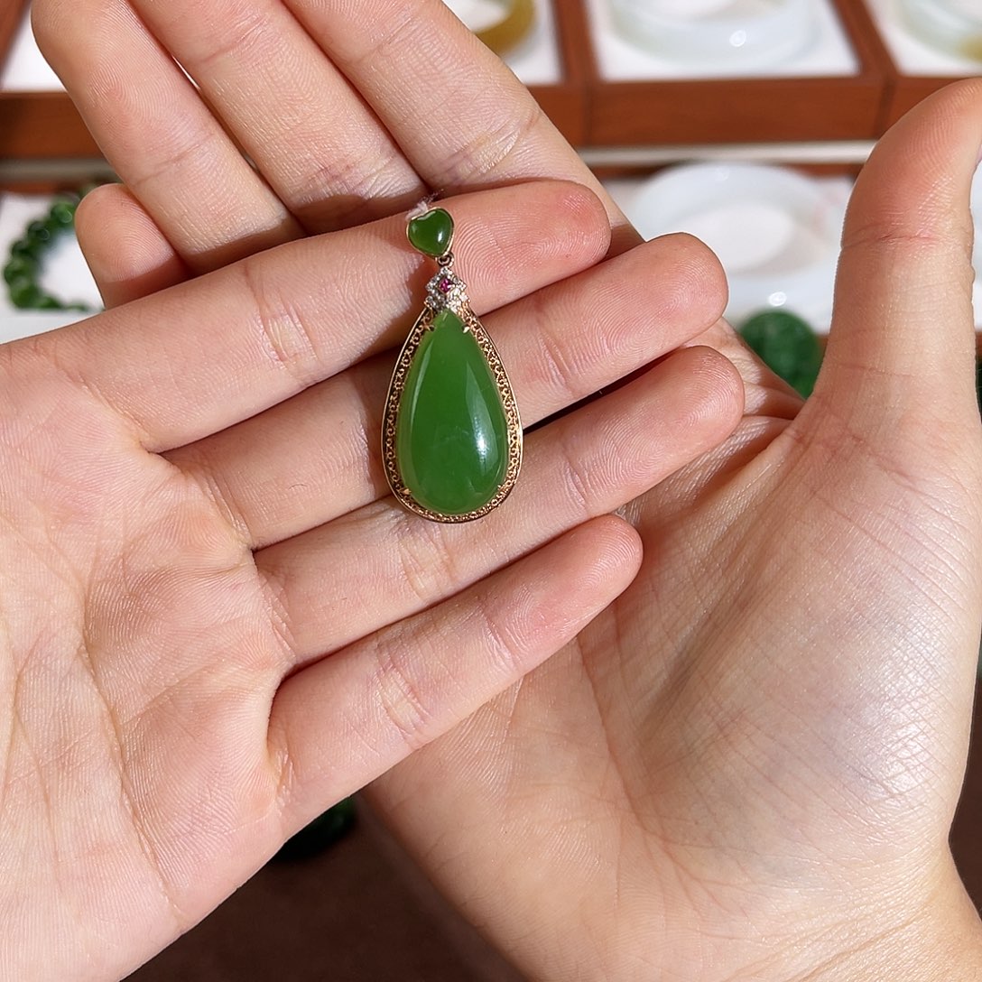 和田玉18K金镶嵌颈饰